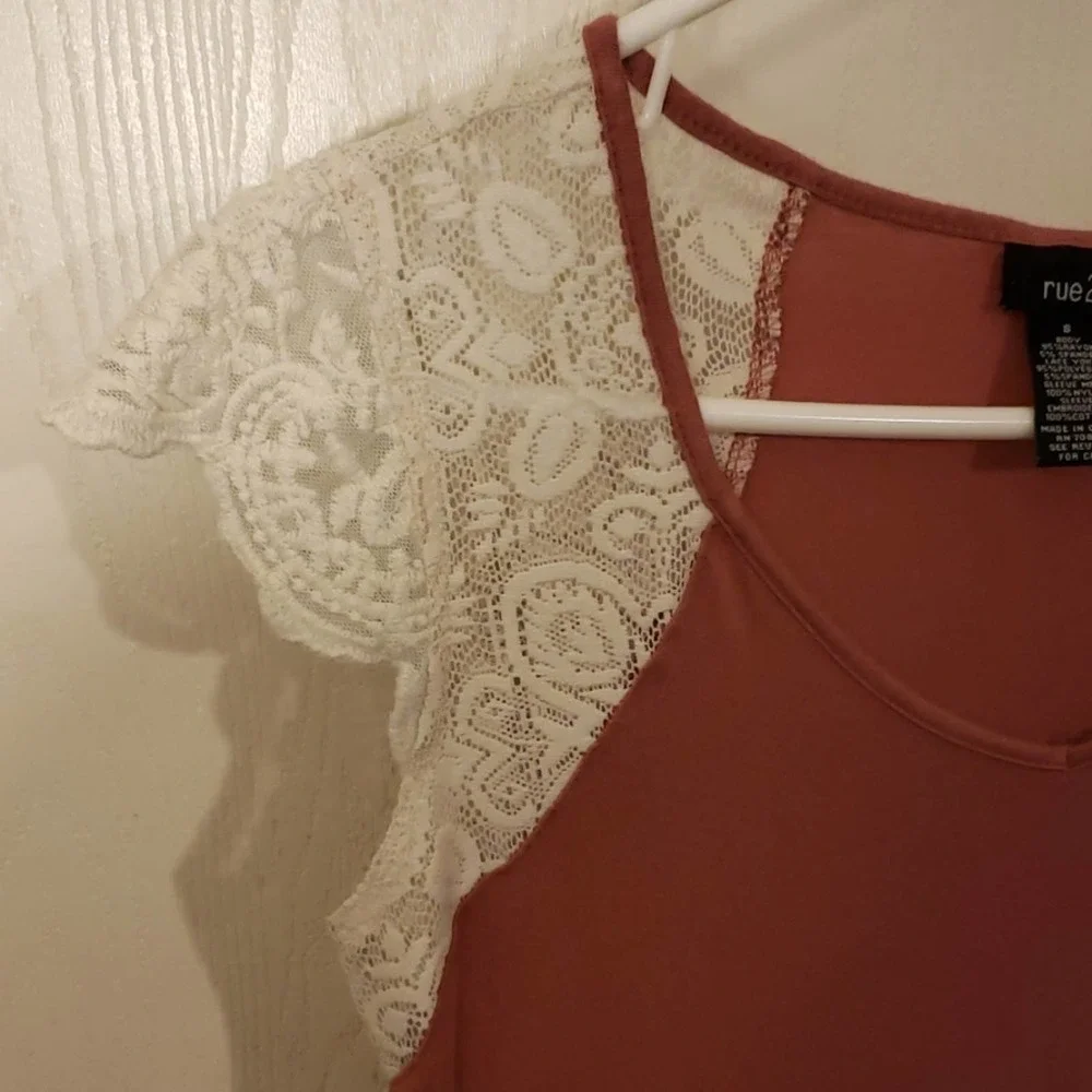 Plum colored shirt with lace sleeves - Picture 3 of 3